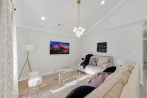 Renovated bungalow in DT Raleigh w firepit & king bed